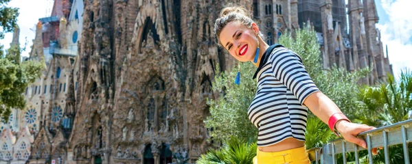 巴塞罗那 2017 微笑优雅的女人在黄色短裤和条纹衬衫在西班牙巴塞罗那圣家族前的肖像 — 图库照片