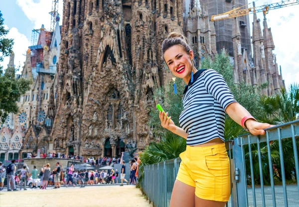 巴塞罗那 2017 微笑现代旅行妇女在黄色短裤和条纹衬衣附近圣家在巴塞罗那 西班牙写 Sms — 图库照片