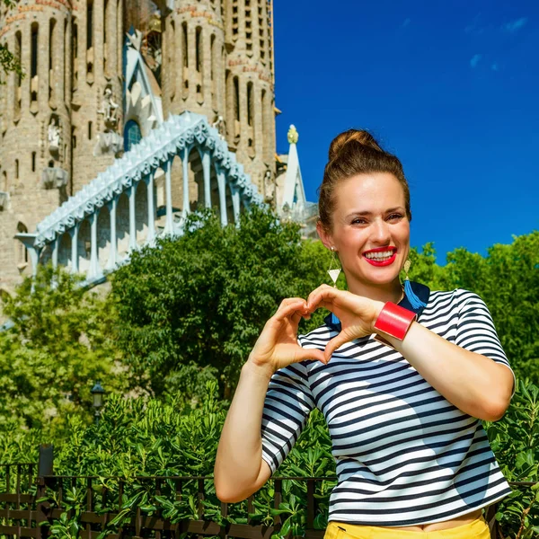巴塞罗那 2017 现代旅游妇女在黄色短裤和条纹衬衣在巴塞罗那 西班牙显示心脏塑造的手 — 图库照片