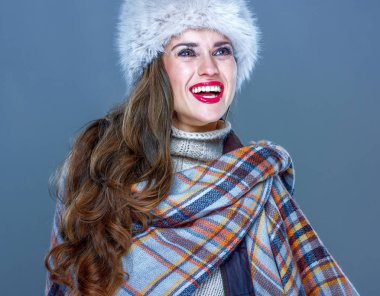 Kış şeyler. kürk şapka mavi arka plan üzerinde mutlu genç kadın 