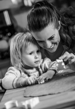 Anne ve bebek Noel kurabiyeleri mutfağa yaparken oynamaya