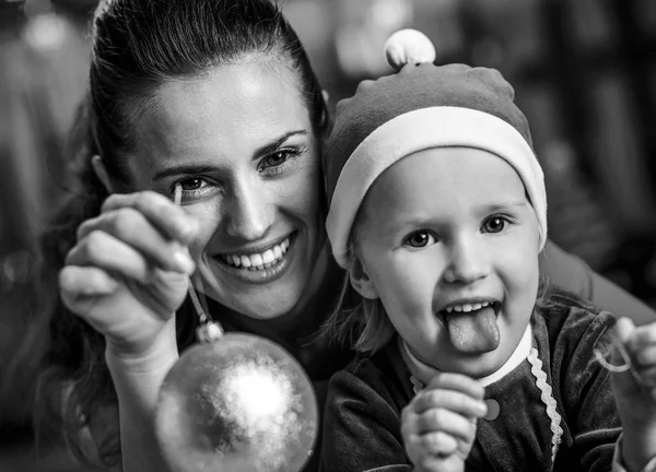 Mãe Feliz Bebê Mostrando Bola Natal — Fotografia de Stock