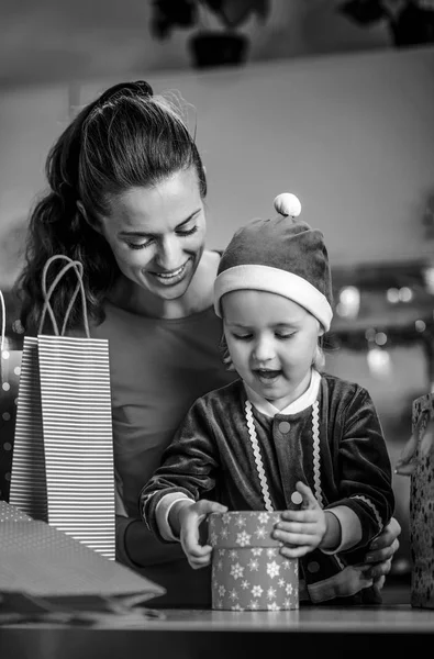 Retrato Mãe Feliz Bebê Abrindo Caixa Presente Natal — Fotografia de Stock