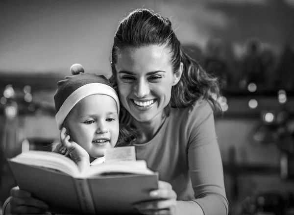 Happy Mother Baby Reading Book Christmas Decorated Kitchen — Stock Photo, Image