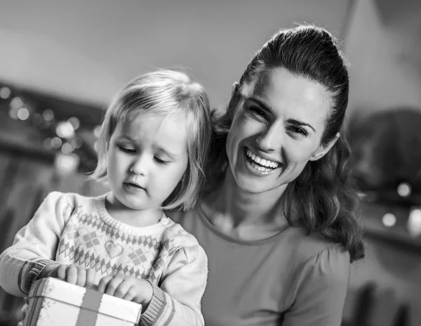 Porträtt Lycklig Mor Och Barn Öppnar Jul Närvarande Ask — Stockfoto