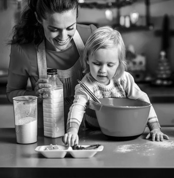 Bambino Aiutare Madre Fare Biscotti Natale Nella Cucina Decorata Natale — Foto Stock