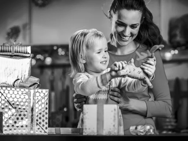 Lycklig Mor Och Barn Öppna Julklappar — Stockfoto