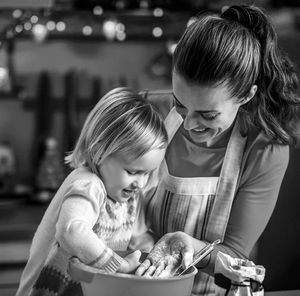 Moeder Baby Spelen Terwijl Het Maken Van Kerstkoekjes Keuken — Stockfoto