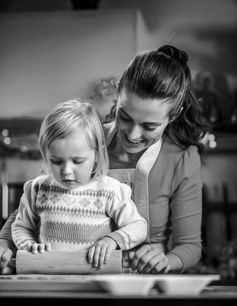 Madre Sonriente Masa Rodillo Del Bebé Cocina Decorada Navidad —  Fotos de Stock