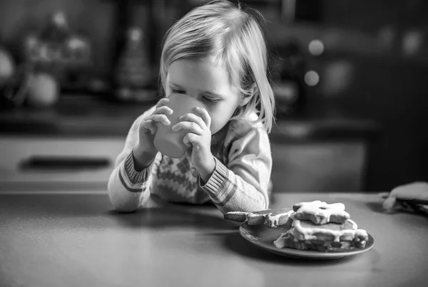 Bambino Che Beve Latte Con Biscotti Natalizi Cucina — Foto Stock