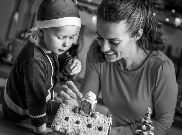 Happy Matka Dítě Zdobení Vánoční Cookie Dům — Stock fotografie