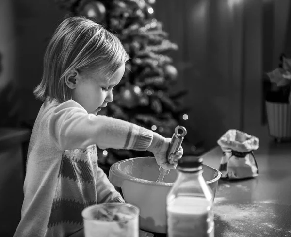 Bebé Amasando Masa Cocina Decorada Navidad — Foto de Stock