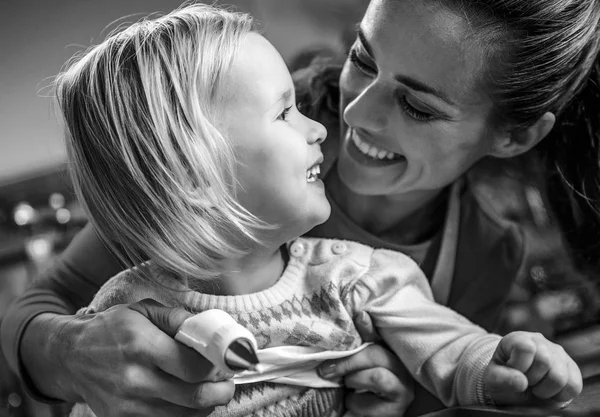 Gelukkig Moeder Baby Versieren Homemade Christmas Cookies Met Glazuur — Stockfoto