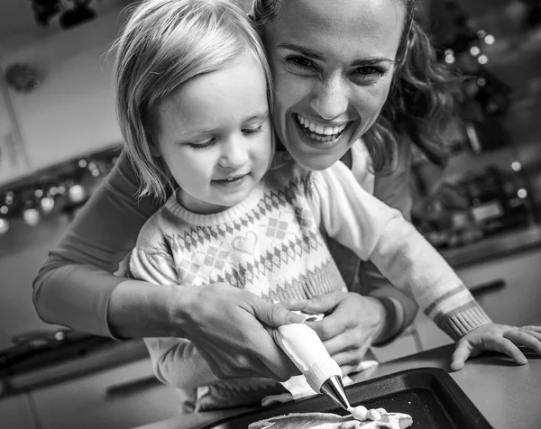 Feliz Madre Bebé Decorando Galletas Navidad Caseras Con Esmalte —  Fotos de Stock