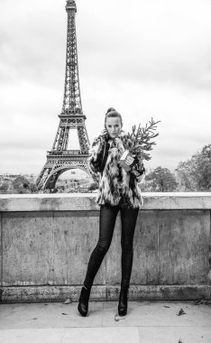 Trendy moda-satıcı ile Noel ağacı kürk ceket Paris, Fransa bir cep telefonuyla konuşurken tam uzunlukta portresi