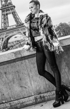 Paris, Fransa mesafe içine bakarak kürk paltolu modern moda sökücü