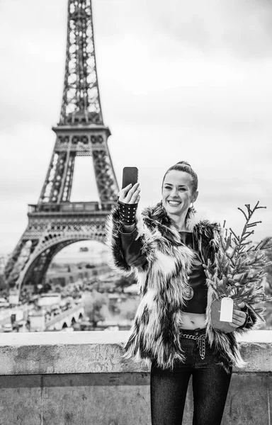 Happy Fashion Monger Moda Com Árvore Natal Casaco Peles Paris — Fotografia de Stock