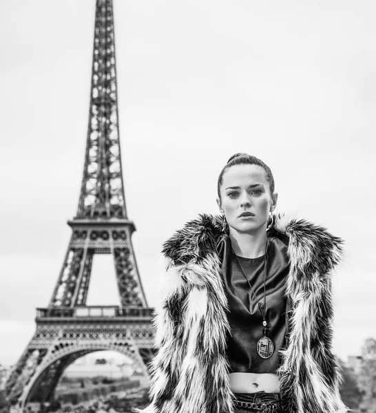 フランスのエッフェル塔と毛皮のコートでトレンディな女性の肖像画 — ストック写真
