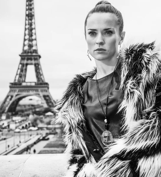 フランス パリのエッフェル塔前の毛皮のコートでトレンディなファッション屋の肖像画 — ストック写真