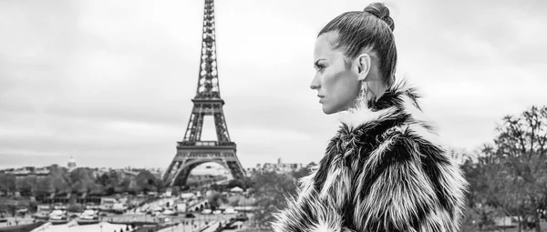 Femme Moderne Manteau Fourrure Devant Tour Eiffel Paris France Regardant — Photo