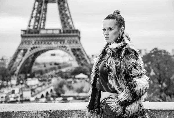 Femme Mode Manteau Fourrure Contre Tour Eiffel Paris France Regardant — Photo