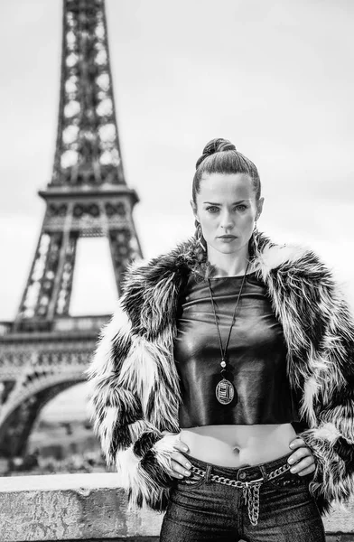 フランス パリのエッフェル塔前の毛皮のコートの現代の女性の肖像画 — ストック写真