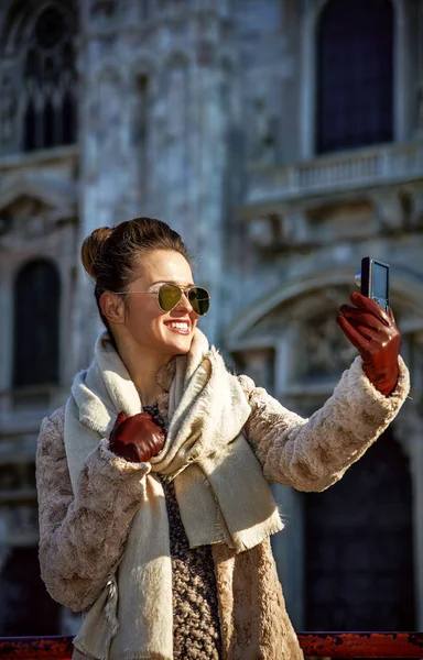 Uśmiechający Się Modny Podróżnik Kobieta Futrze Okulary Mediolan Włochy Aparatem — Zdjęcie stockowe