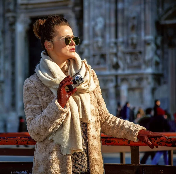 Trendy Tourist Woman Fur Coat Sunglasses Front Cathedral Milan Italy — Stock Photo, Image