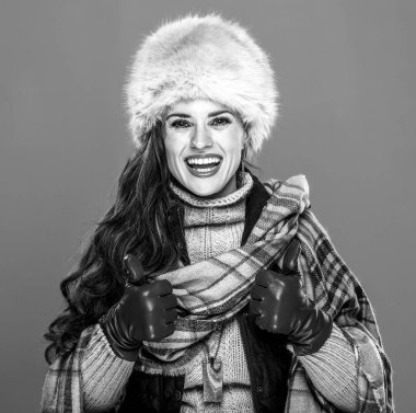 Kış şeyler. Başparmak gösterilmesini kürk şapka mutlu son moda kadın portresi