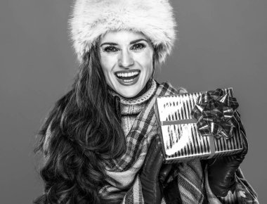 Kış şeyler. Kürk şapka hediye kutusu vererek mutlu son moda kadın portresi