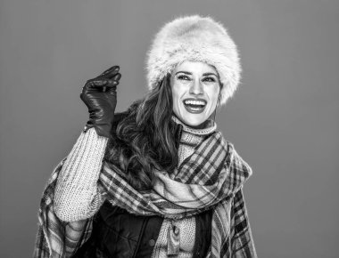 Kış şeyler. Parmak dayama kürk şapka içinde gülümseyen trendy kadın portresi