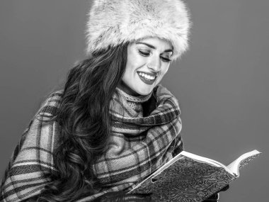 Kış şeyler. Kürk şapka kitap mutlu son moda kadın portresi 