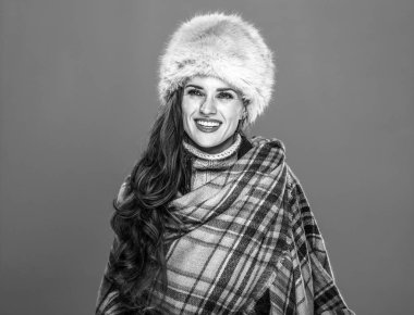 Kış şeyler. Kürk şapka içinde gülümseyen trendy kadın portresi 