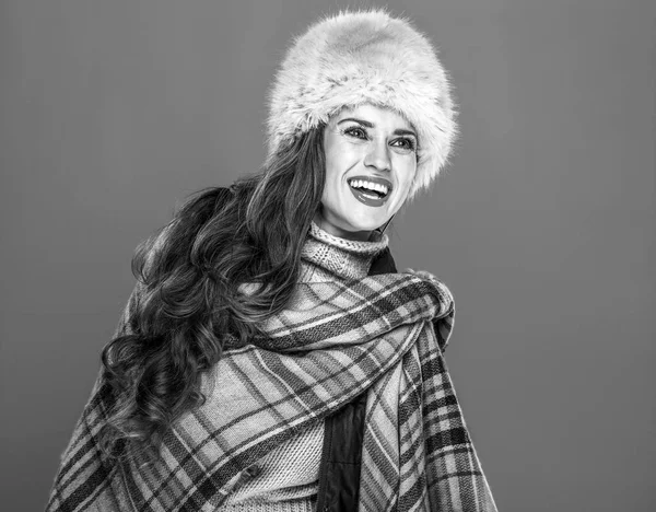 Kış şeyler. Kürk şapka mutlu modern kadın portresi 
