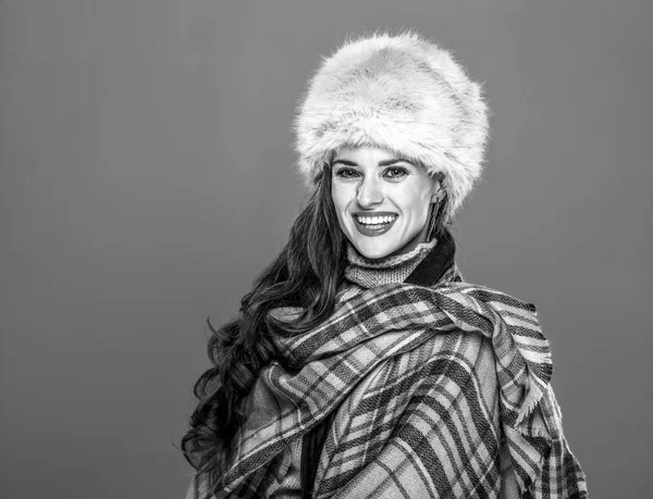 Kış şeyler. Kürk şapka mutlu modern kadın portresi 