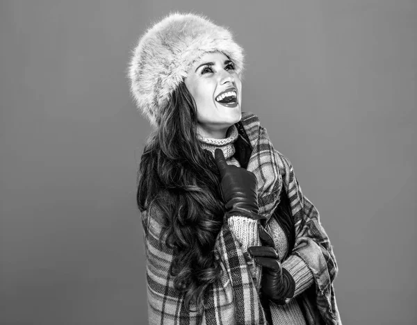 Kış şeyler. Kürk şapka mutlu modern kadın portresi 