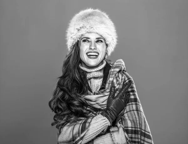 冬の事 毛皮の帽子で幸せな若い女の肖像 — ストック写真