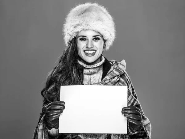 Cosas Invierno Retrato Una Joven Sonriente Con Sombrero Piel Sosteniendo — Foto de Stock