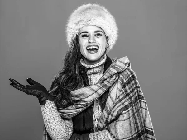 Cosas Invierno Retrato Mujer Moderna Sonriente Sombrero Piel Mostrando Algo — Foto de Stock