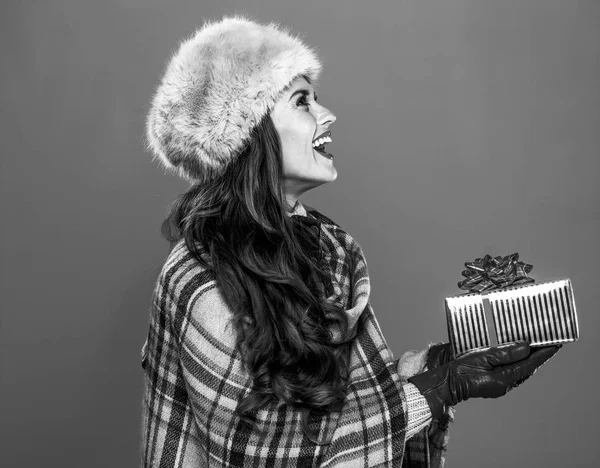 Cosas Invierno Retrato Mujer Moda Feliz Sombrero Piel Dando Caja — Foto de Stock