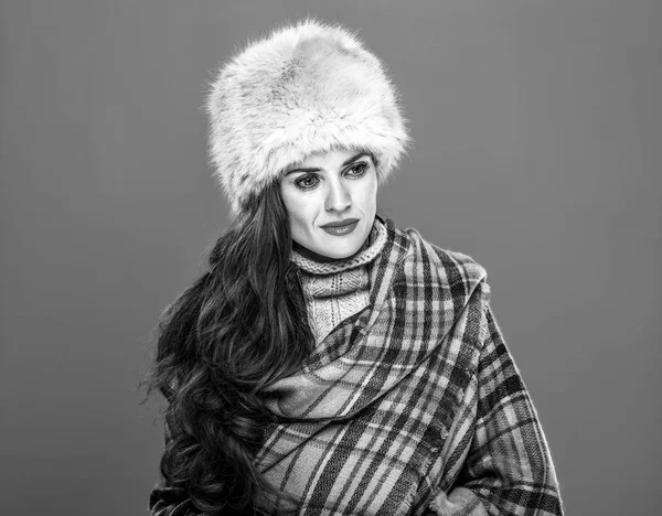 冬の事 毛皮の帽子で物思いにふけるトレンディな女性の肖像画 — ストック写真