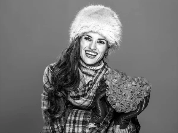冬の事 毛皮の帽子は赤いハートを示す幸せなトレンディな女性の肖像画 — ストック写真