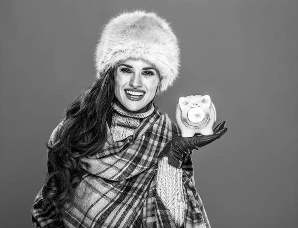 Cosas Invierno Retrato Mujer Joven Feliz Sombrero Piel Mostrando Alcancía — Foto de Stock