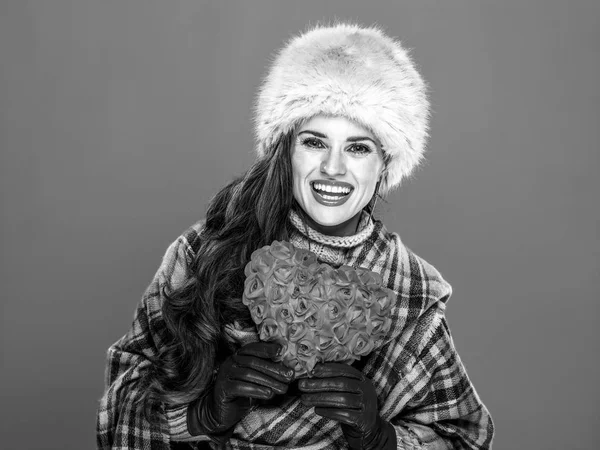 Kış şeyler. Kürk şapka kırmızı kalp ile gülümseyen zarif kadın portresi