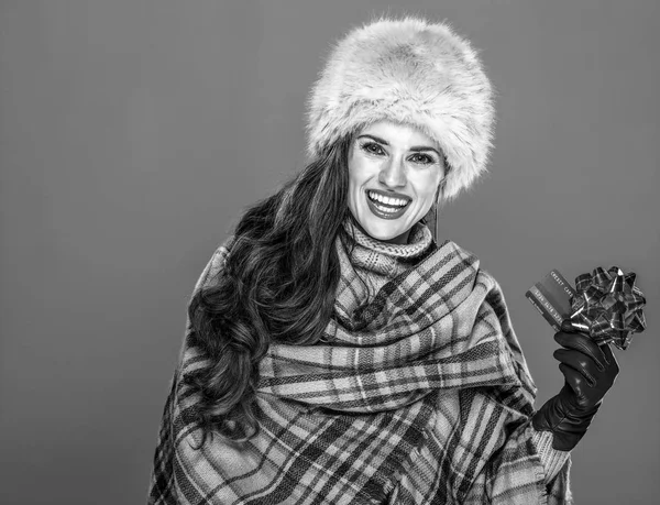 Kış şeyler. Kürk şapka gösteren kredi kartı şerit ile mutlu zarif kadın portresi