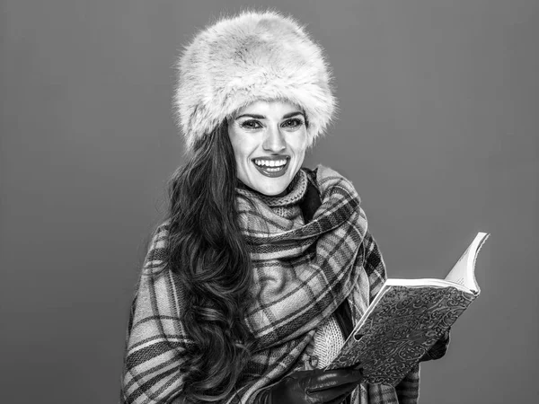Cosas Invierno Retrato Mujer Moda Feliz Libro Celebración Sombrero Piel — Foto de Stock