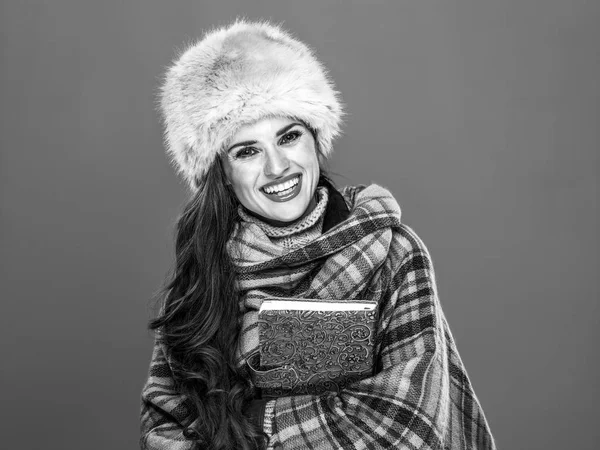 Kış şeyler. Kürk şapka kitap mutlu son moda kadın portresi 