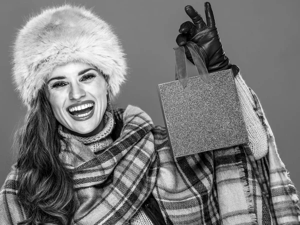 Cosas Invierno Retrato Mujer Elegante Sonriente Sombrero Piel Sosteniendo Una —  Fotos de Stock