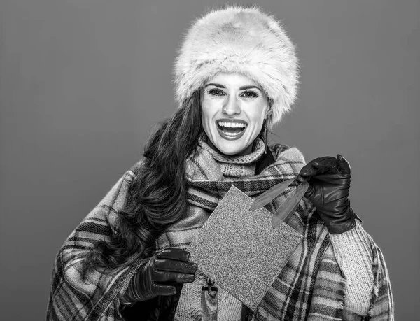 Cosas Invierno Retrato Mujer Elegante Sonriente Sombrero Piel Sosteniendo Una — Foto de Stock