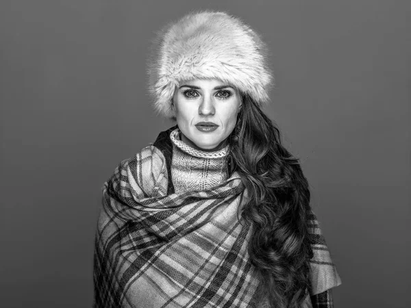 Cosas Invierno Retrato Mujer Joven Elegante Sombrero Piel Sobre Fondo —  Fotos de Stock